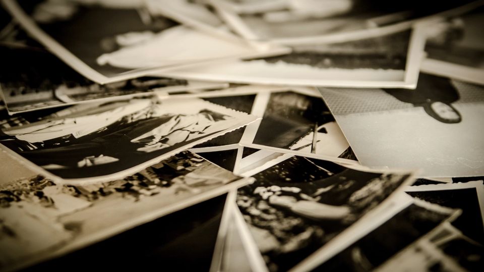 Üst üste yığılmış eski siyah beyaz fotoğraflar